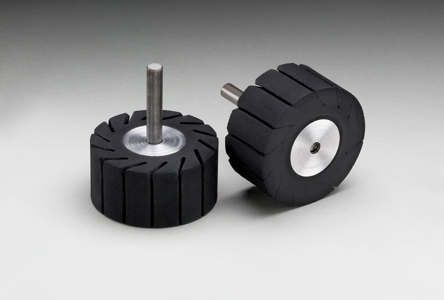 7100000272 - 3M Rubber Slotted Expander Wheel 77720, 2 in x 1 in 1/4 Diameter Shank